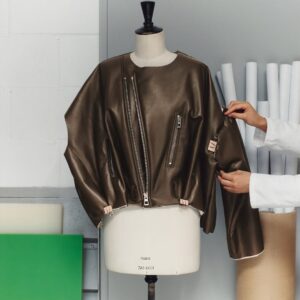 Des vêtements de marque adaptés à tous, conçus avec des finitions et une couture soignées, et pensés pour s’ajuster parfaitement grâce à un mannequin ajustable